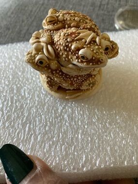 Huddling Frogs small (Puddle Huddle) Neutral Tone Trinket Box